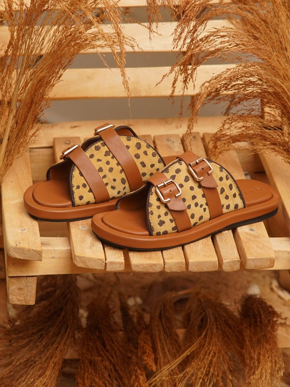 Ije Buckled Unisex Platform